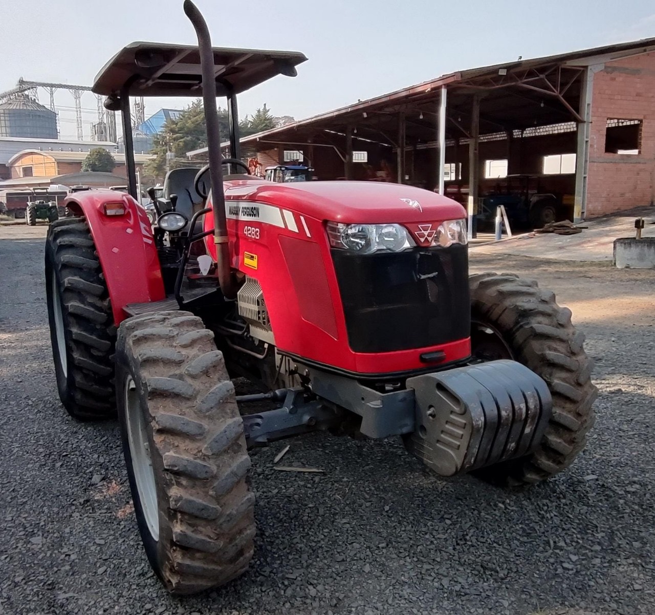 Trator Massey Ferguson MF4283
