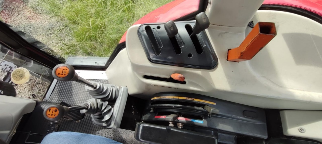 Trator Massey Ferguson MF4283