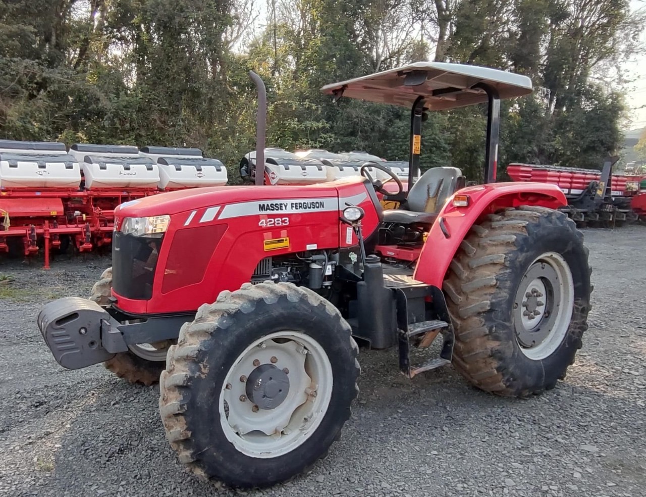 Trator Massey Ferguson MF4283