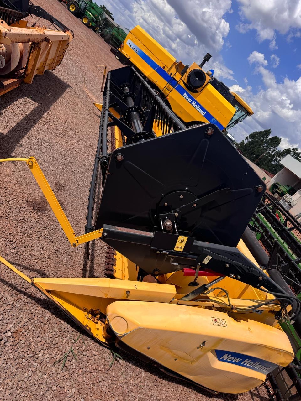 COLHEITADEIRA NEW HOLLAND 5070 Ano 2010