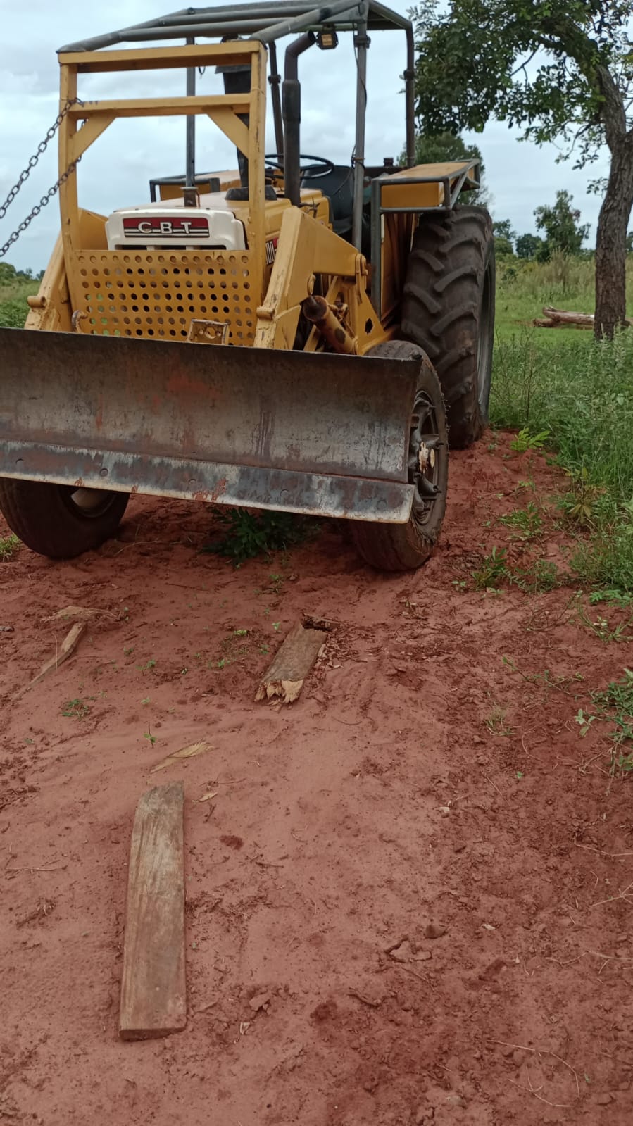 Trator CBT 2600 Grade 14x32 e lâmina