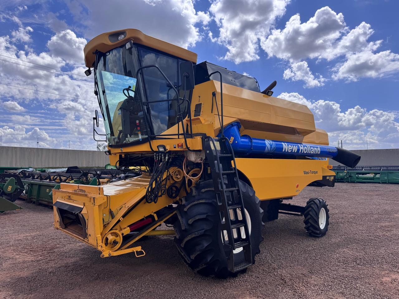 COLHEITADEIRA NEW HOLLAND 5070 Ano 2010