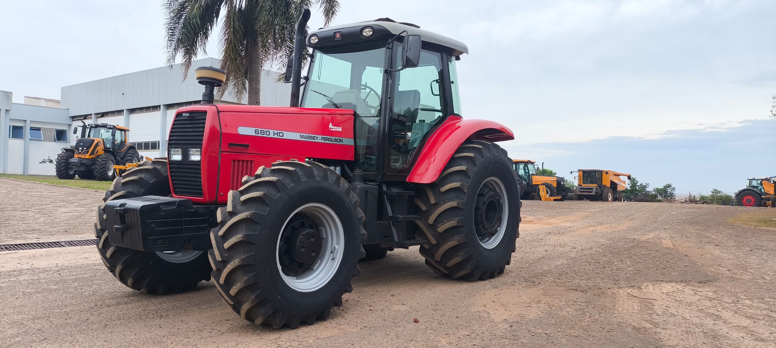 Trator Massey 680 HD Advanced