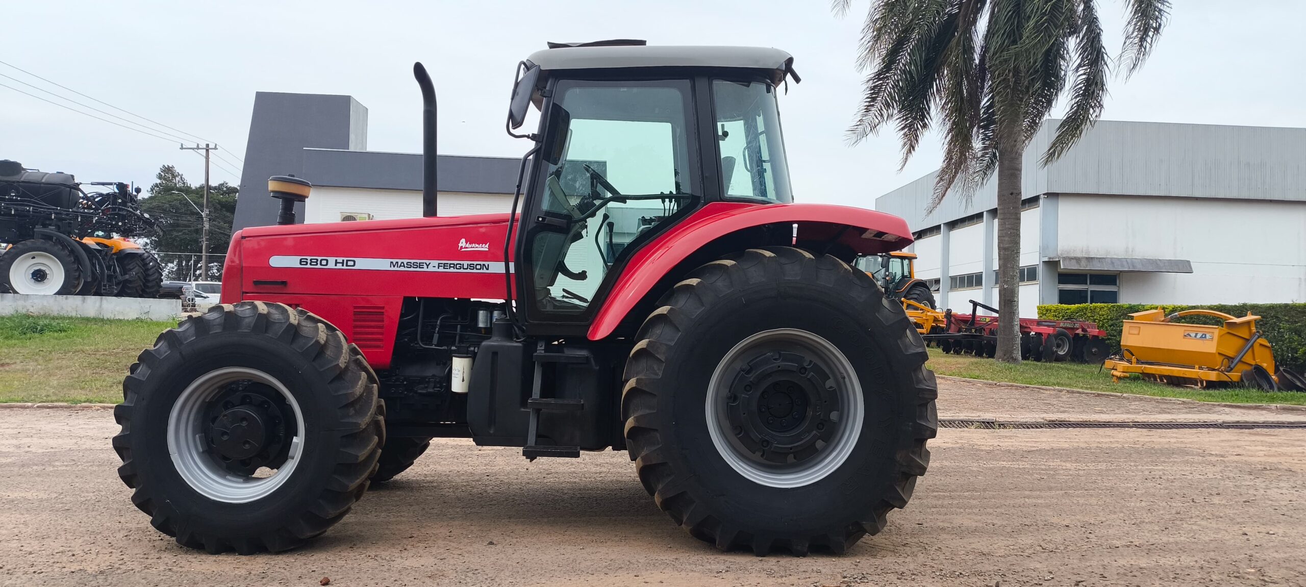 Trator Massey 680 HD Advanced