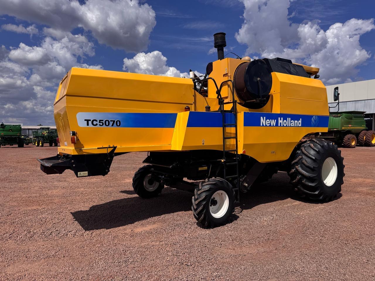 COLHEITADEIRA NEW HOLLAND 5070 Ano 2010