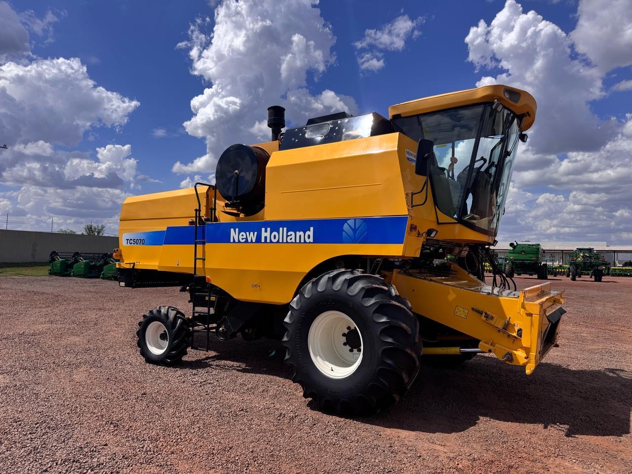 COLHEITADEIRA NEW HOLLAND 5070 Ano 2010