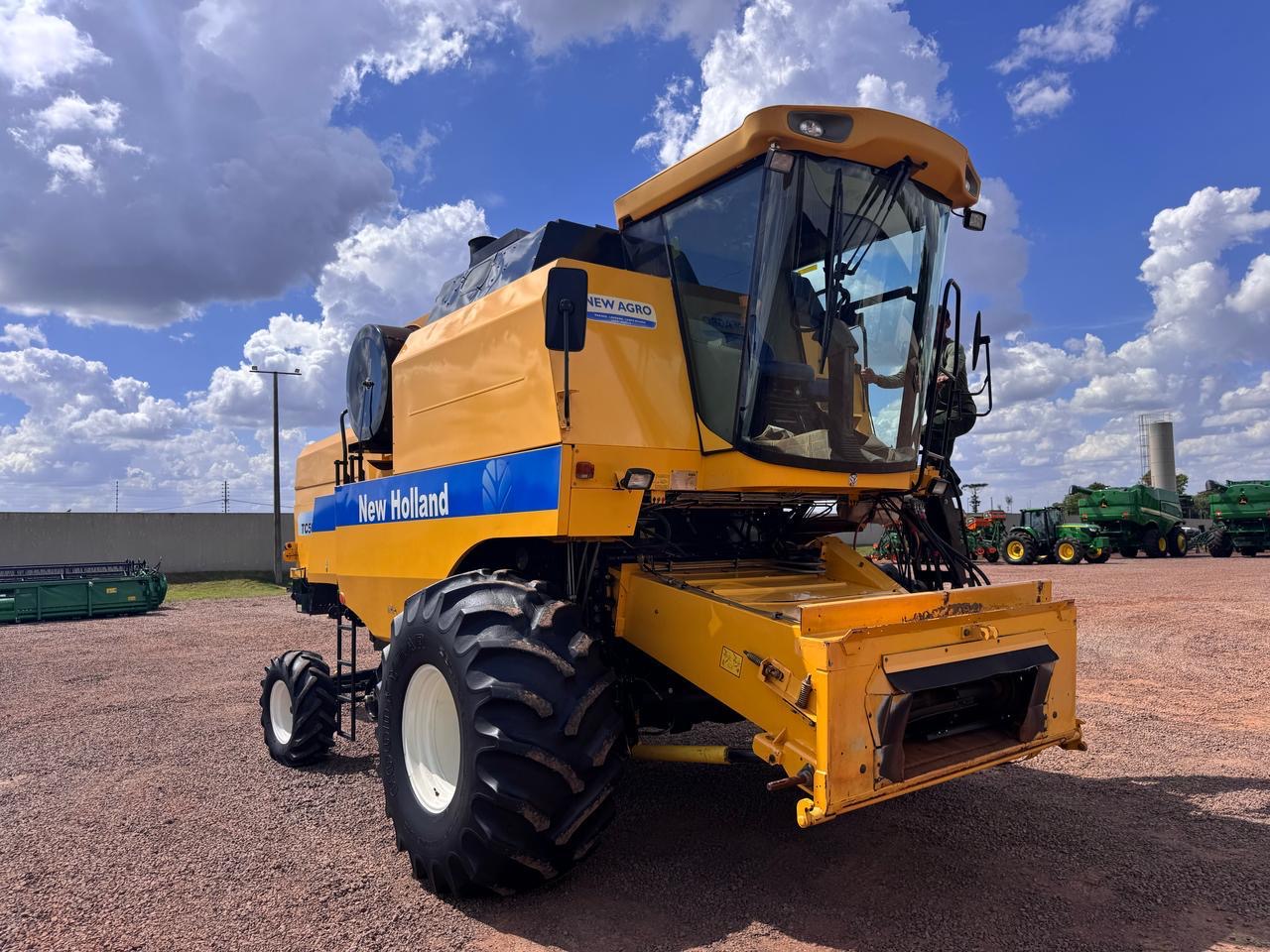 COLHEITADEIRA NEW HOLLAND 5070 Ano 2010