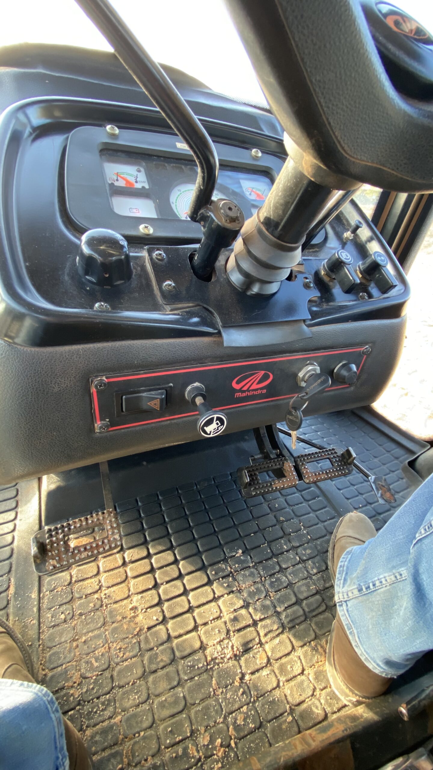 Mahindra 8000 S, Com REVERSOR, ano 2020